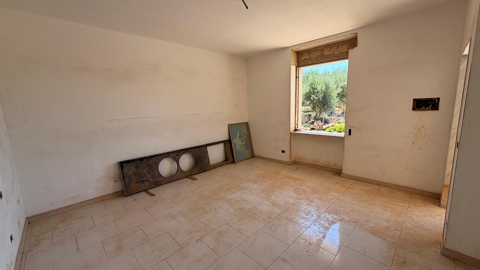 Piccola Villetta In Zona Abitata, 2 Vani e Acc, Trullo, Deposito.